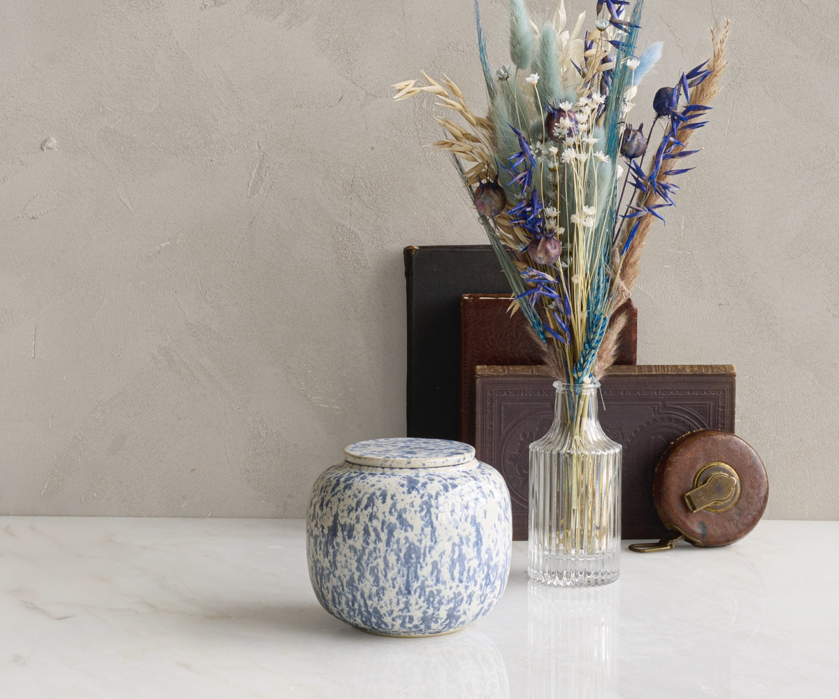 Kleine keramieken urn 'SERES' – wit & blauw gespikkeld, 700 ml (foto 2)