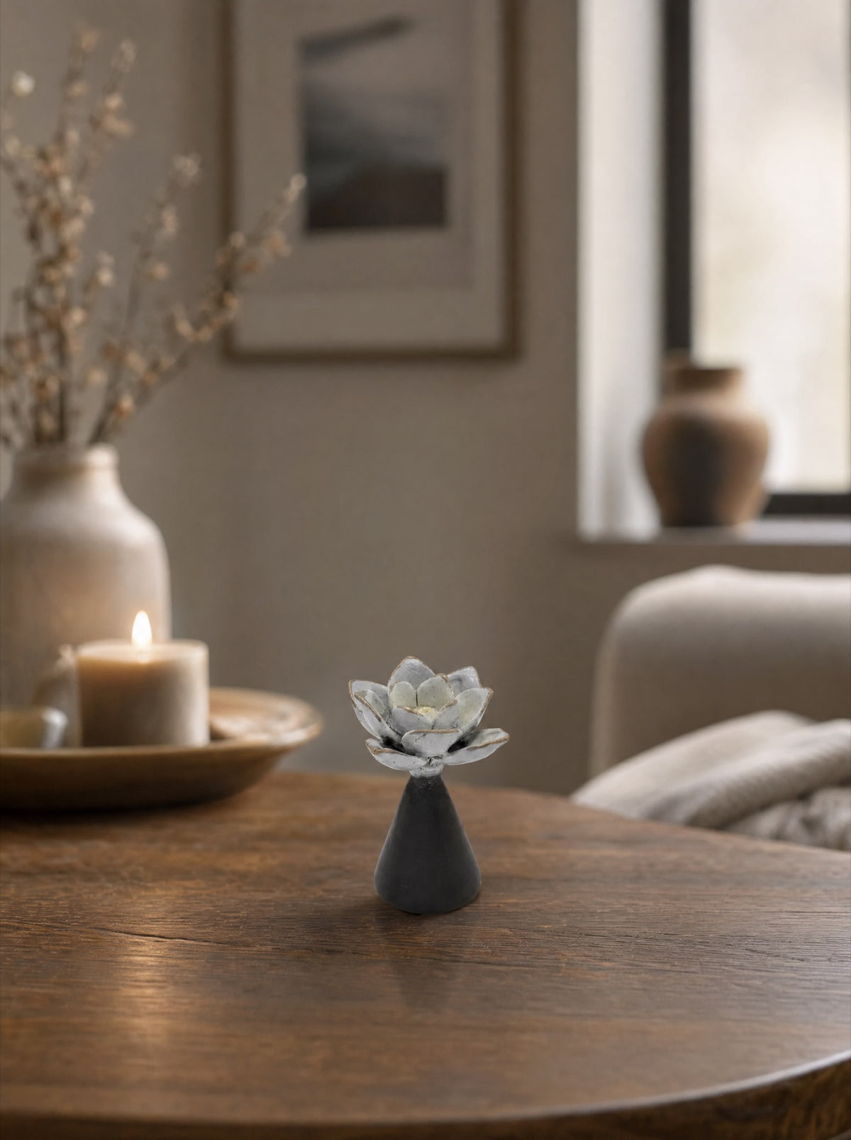 Mini urn brons 8 cm, witte bloem