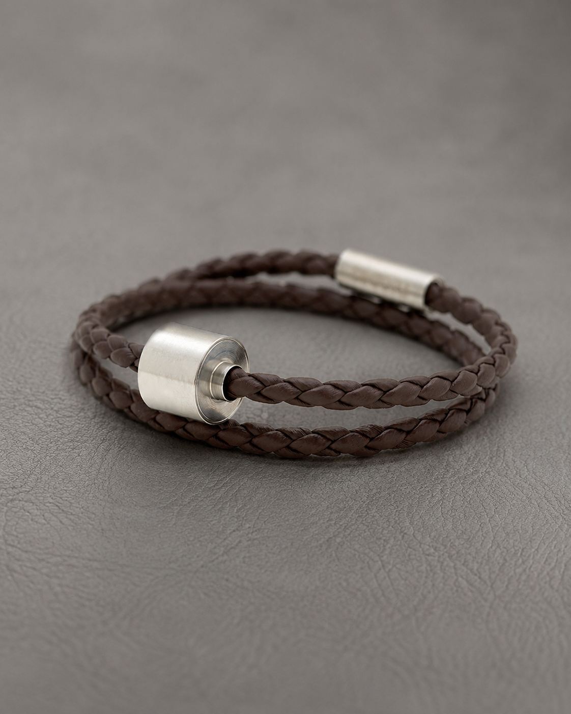 As armband heren Bruin Gevlochten Leer, edelstaal – assieraad gedenkarmband | Stilte & Vorm