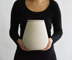 Eco keramieken urn ATHOS – beige engobe, 3,8L - in opstelling