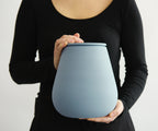 Eco keramieken urn ATHOS – grijsblauw engobe, 3,8L - in opstelling