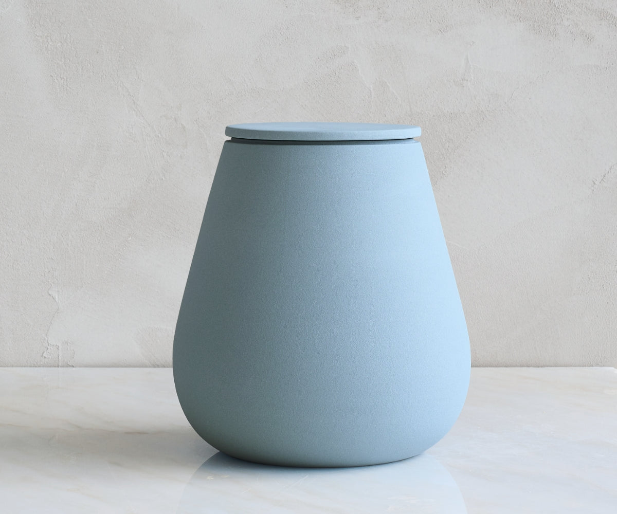 Eco keramieken urn ATHOS – grijsblauw engobe, 3,8L - zijaanzicht