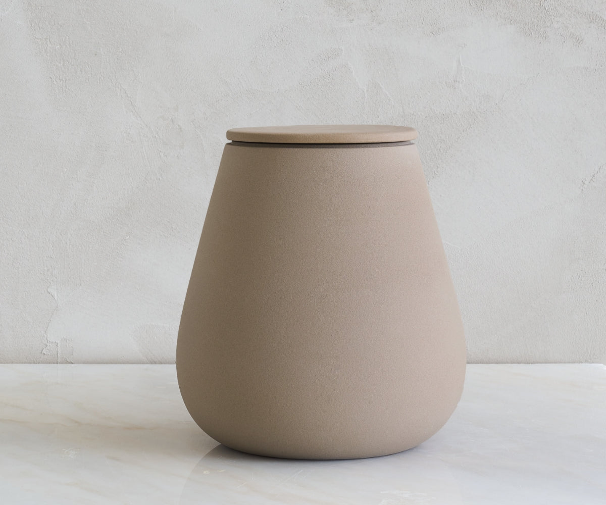 Eco keramieken urn ATHOS – zandkleurig engobe, 3,8L - zijaanzicht