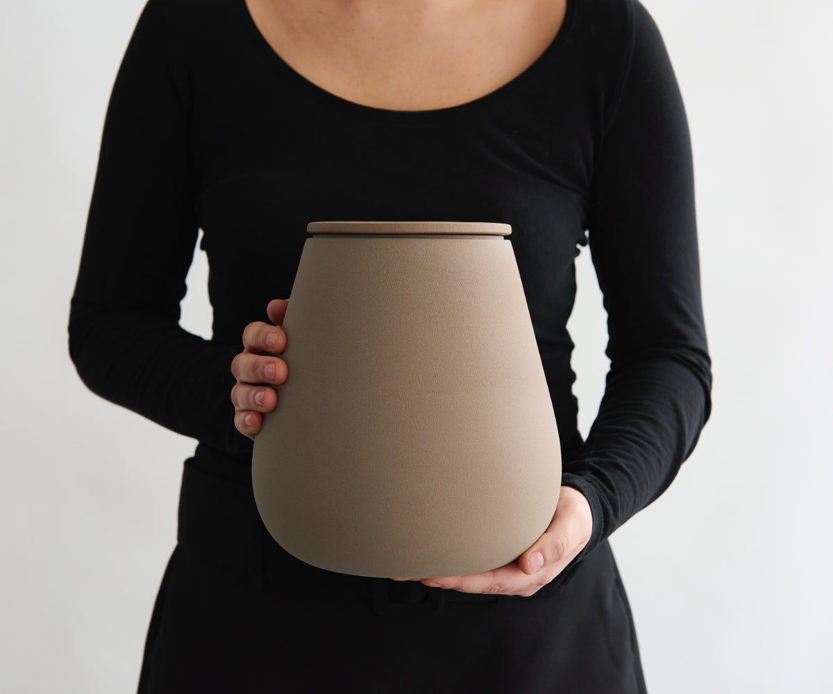 Eco keramieken urn ATHOS – zandkleurig engobe, 3,8L - in opstelling
