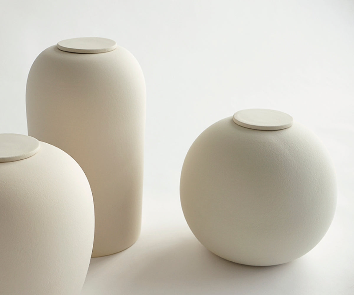 Eco keramieken urn DIONA – beige engobe, 4L - in opstelling