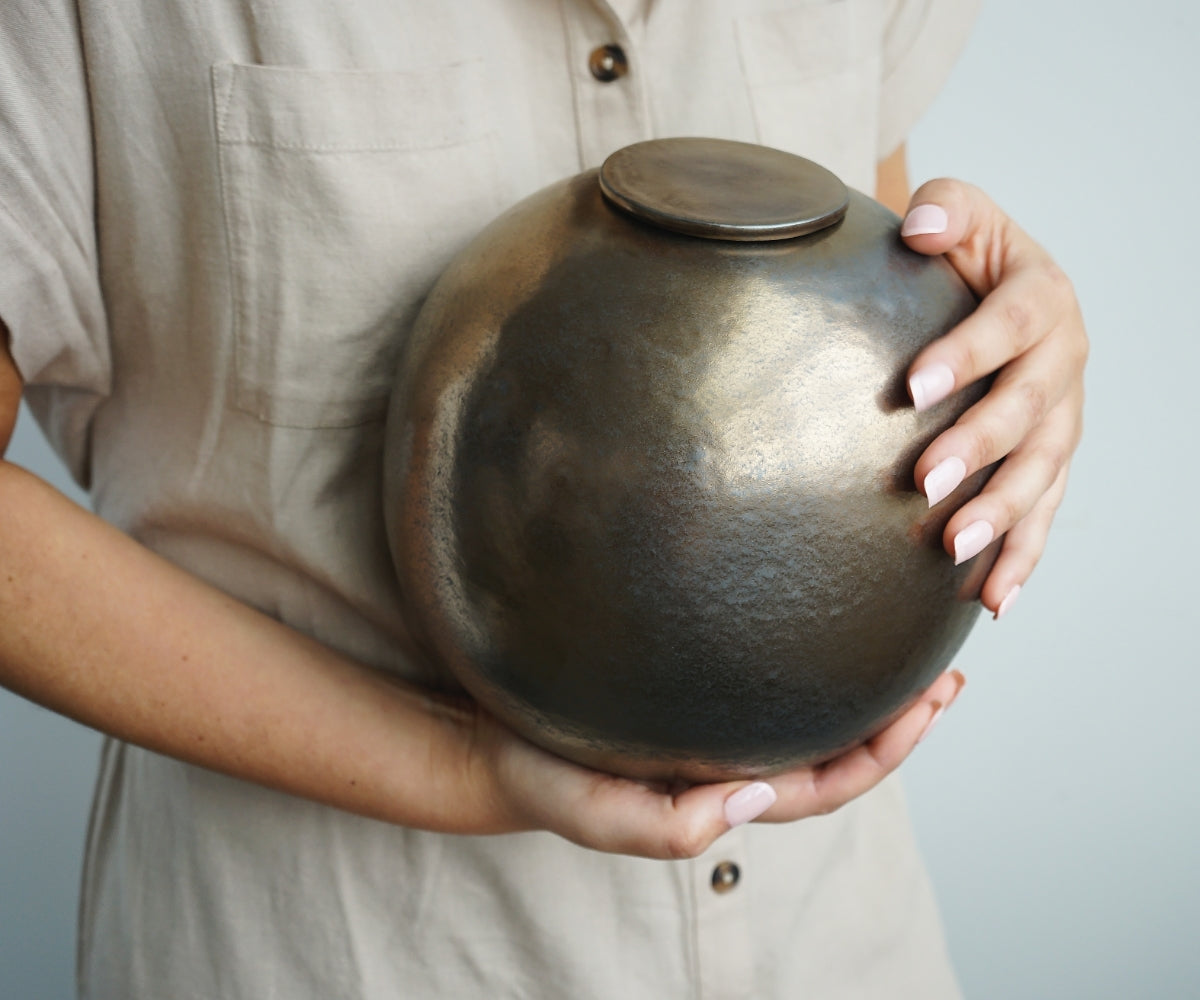 Keramieken urn groot 'DIONA' – koper metallic, 3,9L — handgemaakt door ambachtelijke ateliers in België en Portugal (foto 5)