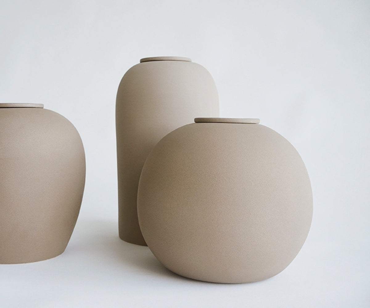 Eco keramieken urn DIONA – zandkleurig engobe, 4L - in opstelling