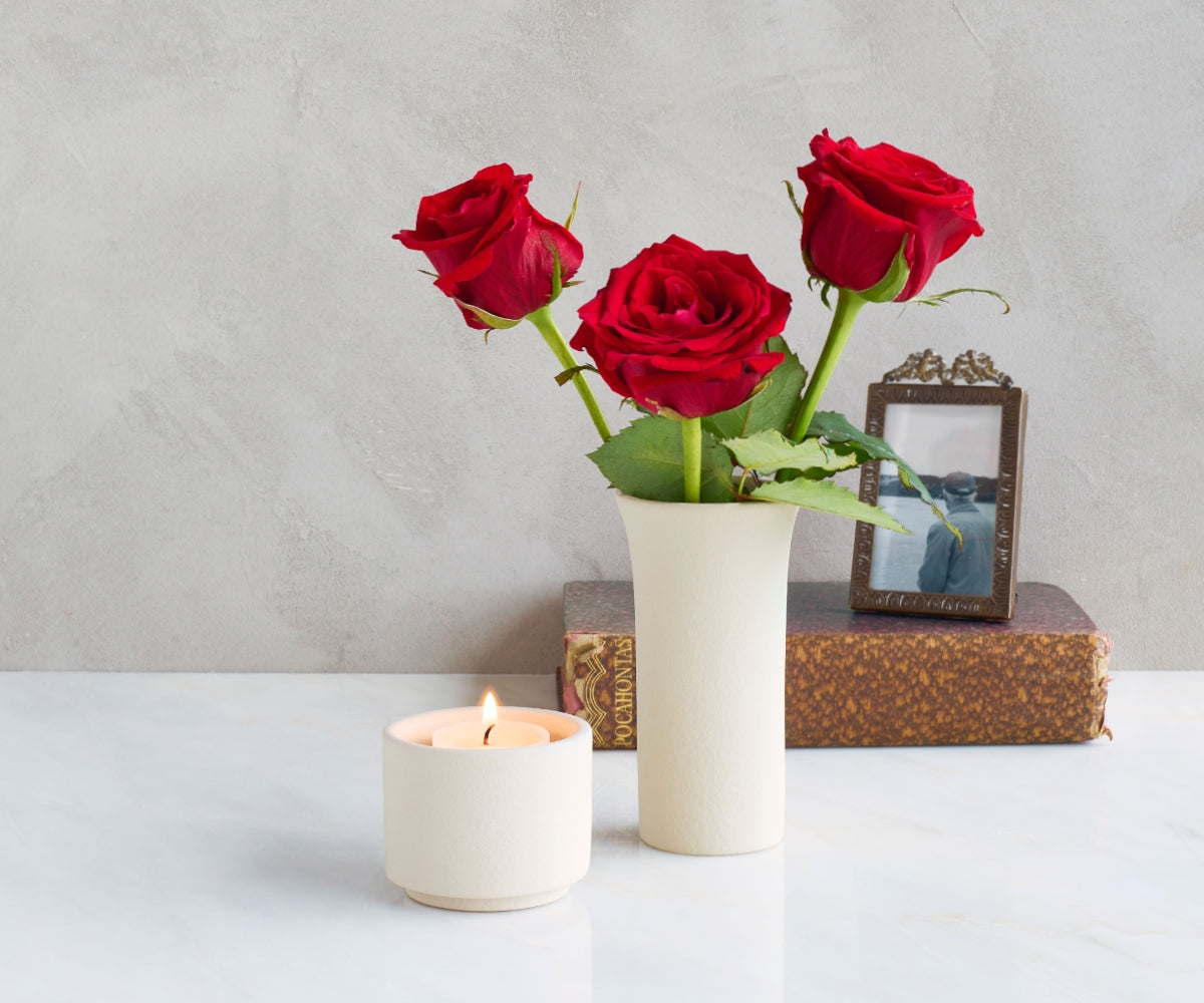 Gedenkvaasje TULIPA – beige engobe, keramiek - detailweergave