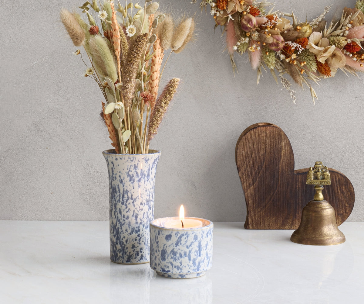 TULIPA – handgemaakt vaasje in wit & blauw gespikkeld keramiek - detailweergave