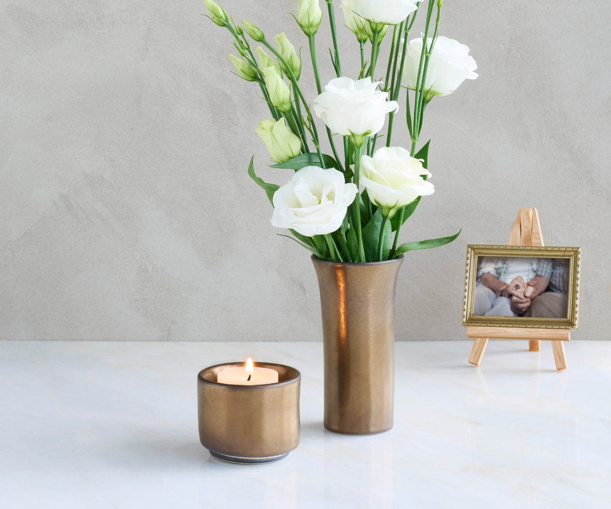 TULIPA – handgemaakt vaasje in koperkleurig keramiek - detailweergave
