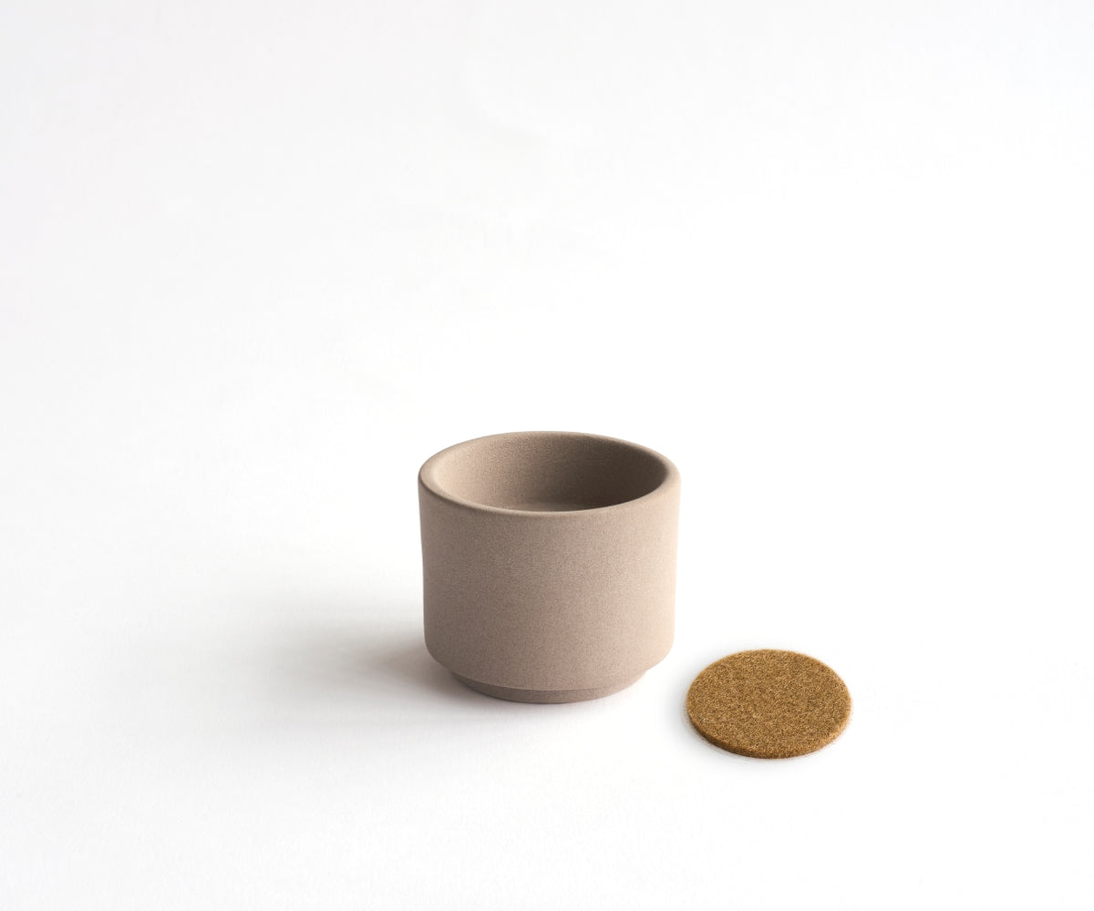 Mini urn met theelichthouder 'HELIOS' – zandkleurig engobe, 50 ml (foto 4)