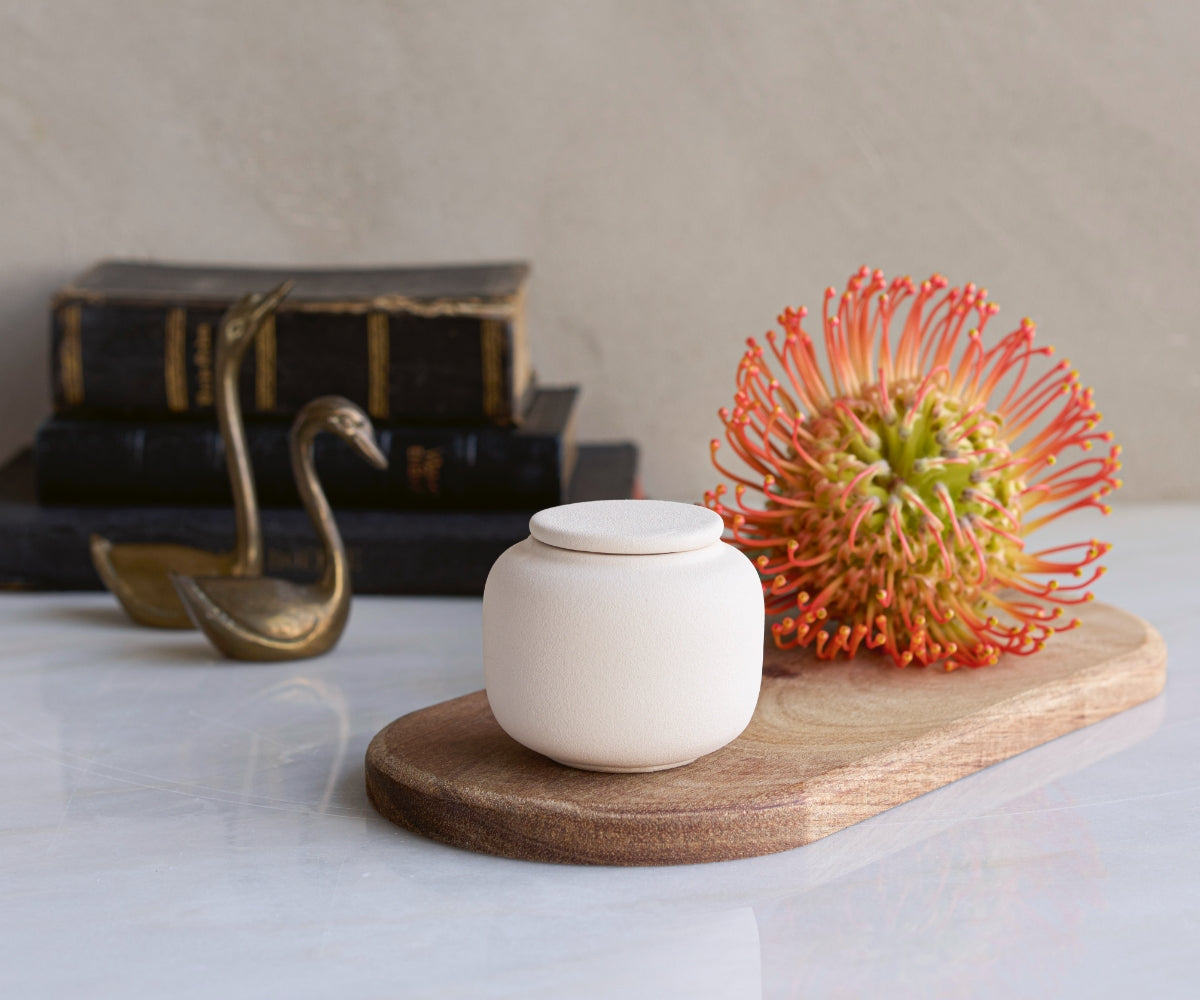 Mini urn keramiek 'KORA' – beige engobe, 50 ml — handgemaakt door ambachtelijke ateliers in België en Portugal (foto 2)