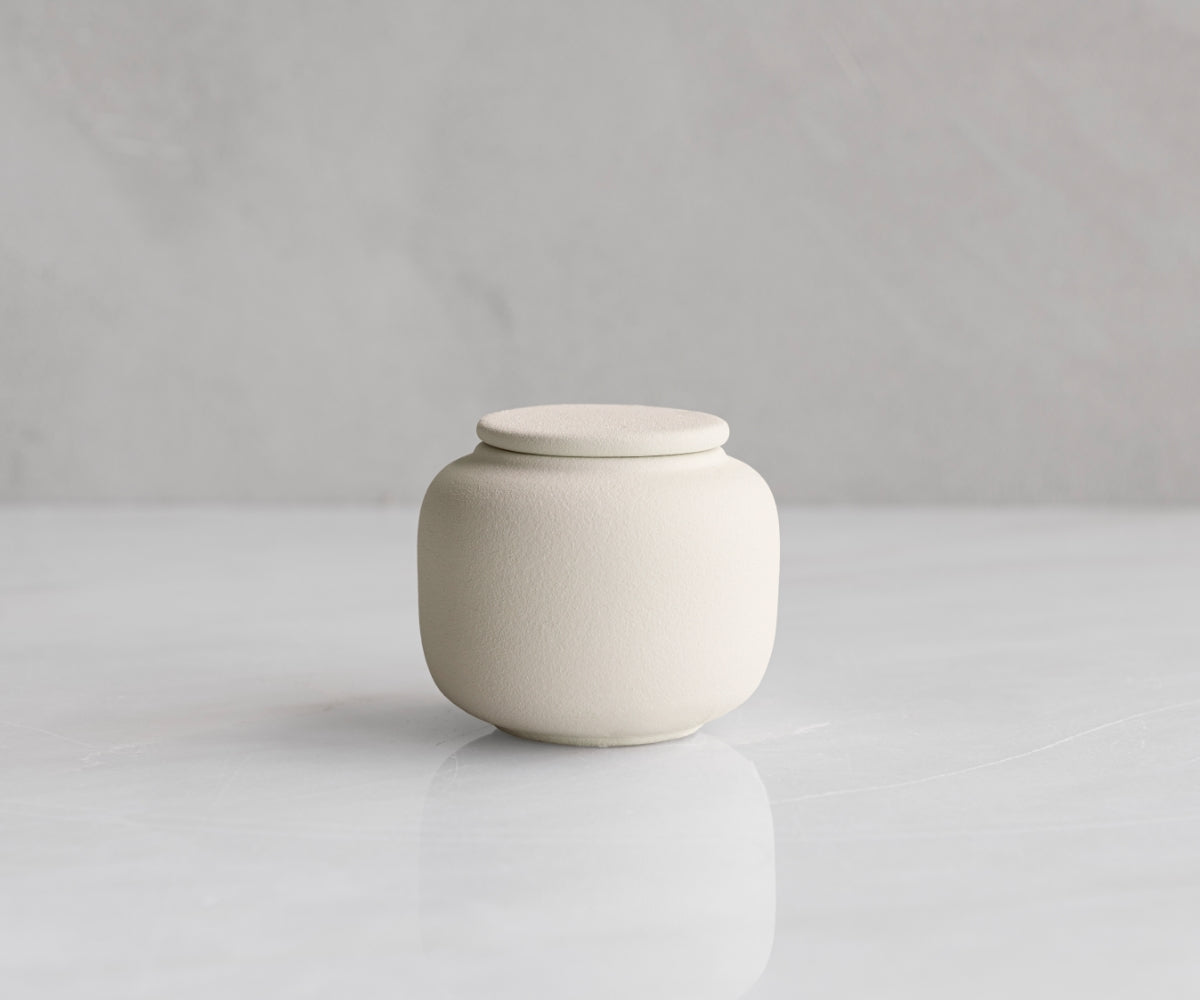 Mini urn keramiek 'KORA' – beige engobe, 50 ml — handgemaakt door ambachtelijke ateliers in België en Portugal (foto 3)