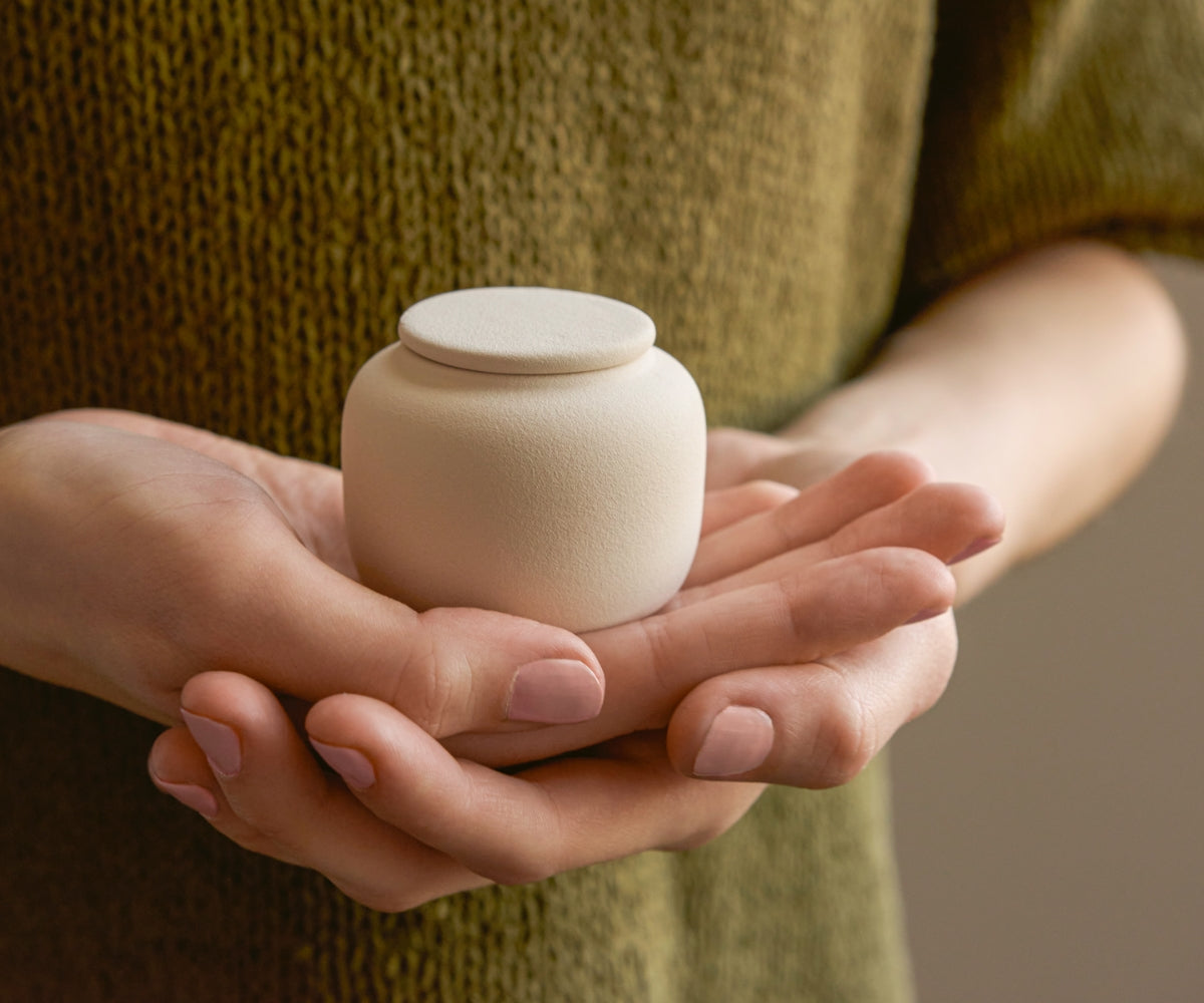 Mini urn keramiek 'KORA' – beige engobe, 50 ml — handgemaakt door ambachtelijke ateliers in België en Portugal (foto 4)