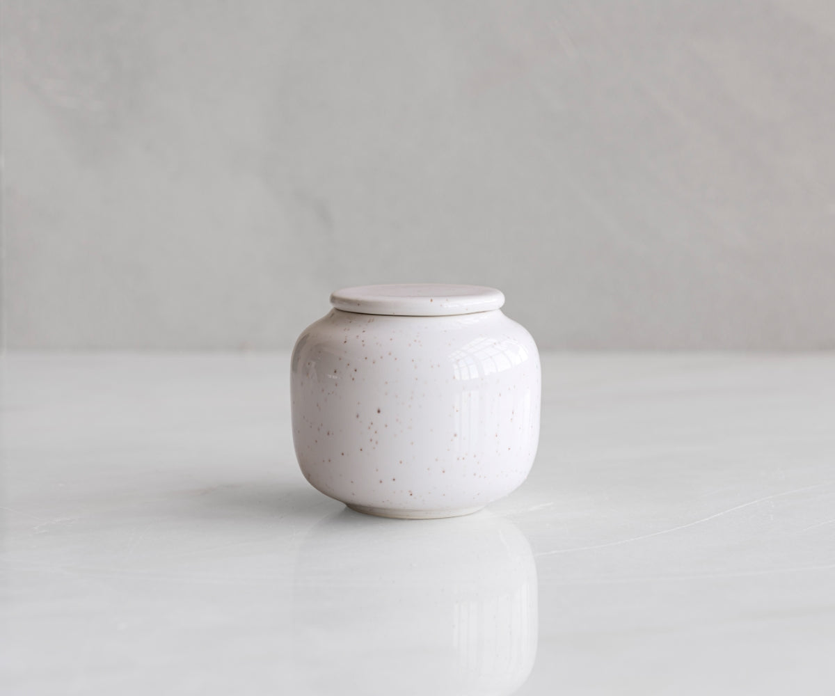 Mini urn keramiek 'KORA' – wit gespikkeld, 50 ml — handgemaakt door ambachtelijke ateliers in België en Portugal (foto 3)