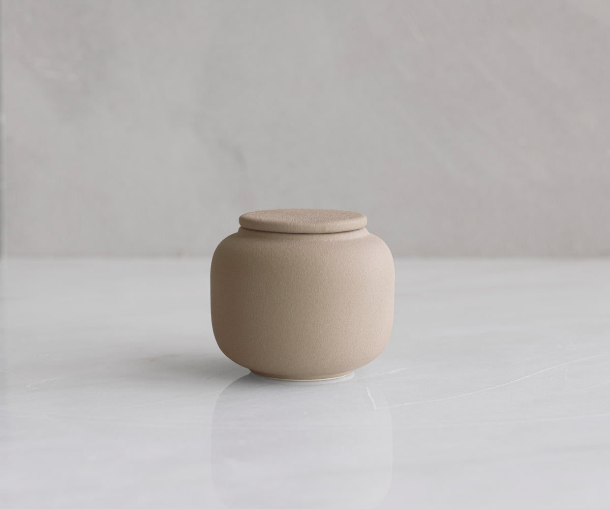 Mini urn keramiek 'KORA' – zandkleurig engobe, 50 ml — handgemaakt door ambachtelijke ateliers in België en Portugal (foto 3)