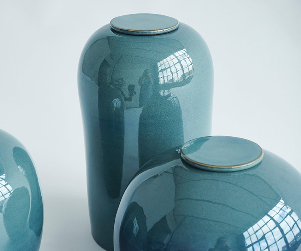 Keramieken urn groot 'PELION' – groen & blauw, 3,7L — handgemaakt door ambachtelijke ateliers in België en Portugal (foto 4)