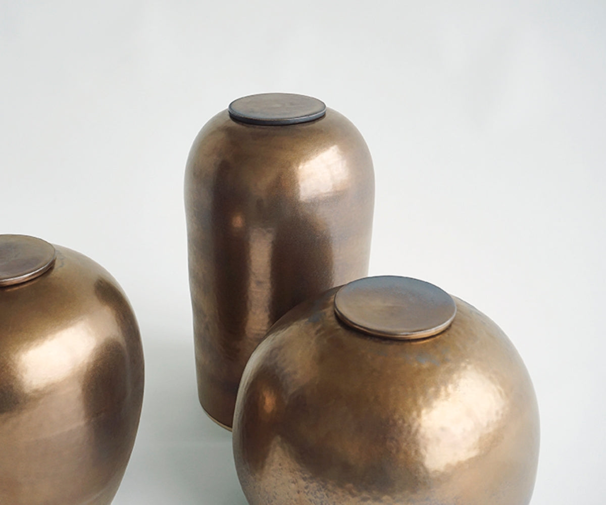Keramieken urn groot 'DIONA' – koper metallic, 3,9L — handgemaakt door ambachtelijke ateliers in België en Portugal (foto 4)