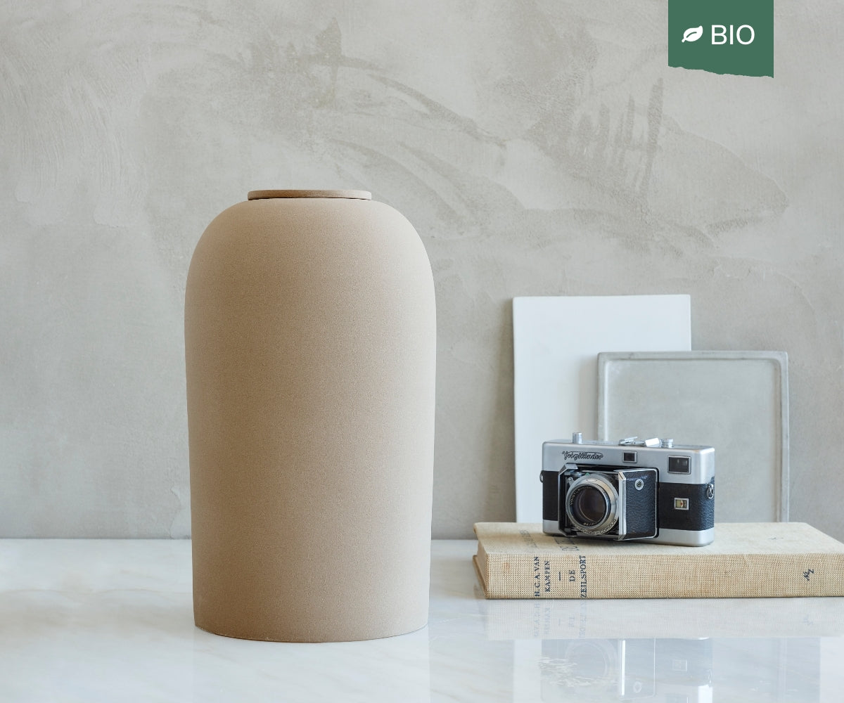 Eco keramieken urn PELION – zandkleurig engobe, 4,4L - detailweergave