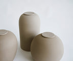 Eco keramieken urn PELION – zandkleurig engobe, 4,4L - in opstelling