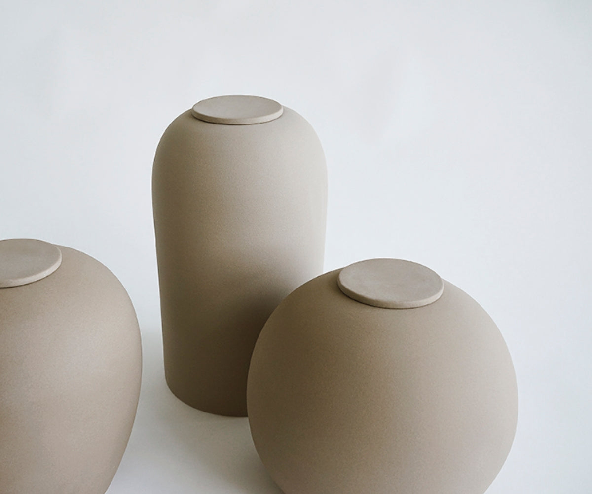 Eco keramieken urn PELION – zandkleurig engobe, 4,4L - in opstelling