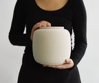 Eco keramieken urn SERES – beige engobe, 3,9L - in opstelling