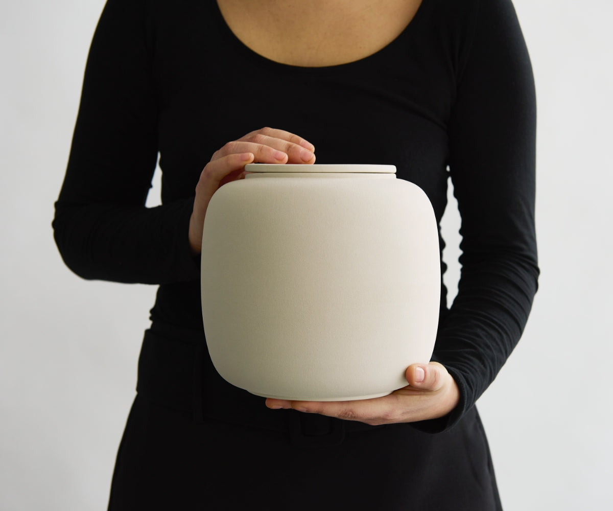 Eco keramieken urn SERES – beige engobe, 3,9L - in opstelling