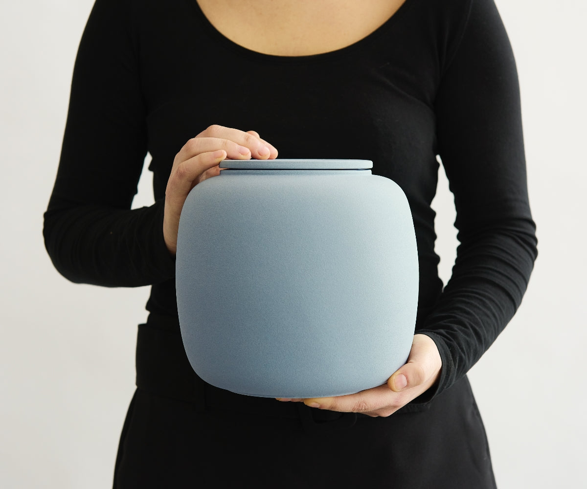 Eco keramieken urn SERES – grijsblauw engobe, 3,9L - in opstelling