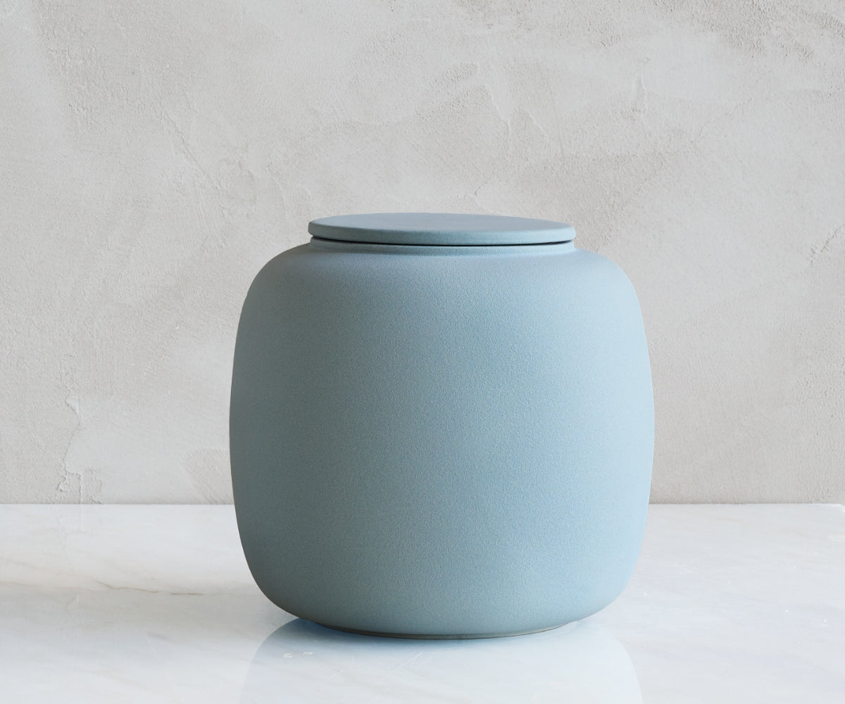 Eco keramieken urn SERES – grijsblauw engobe, 3,9L - zijaanzicht
