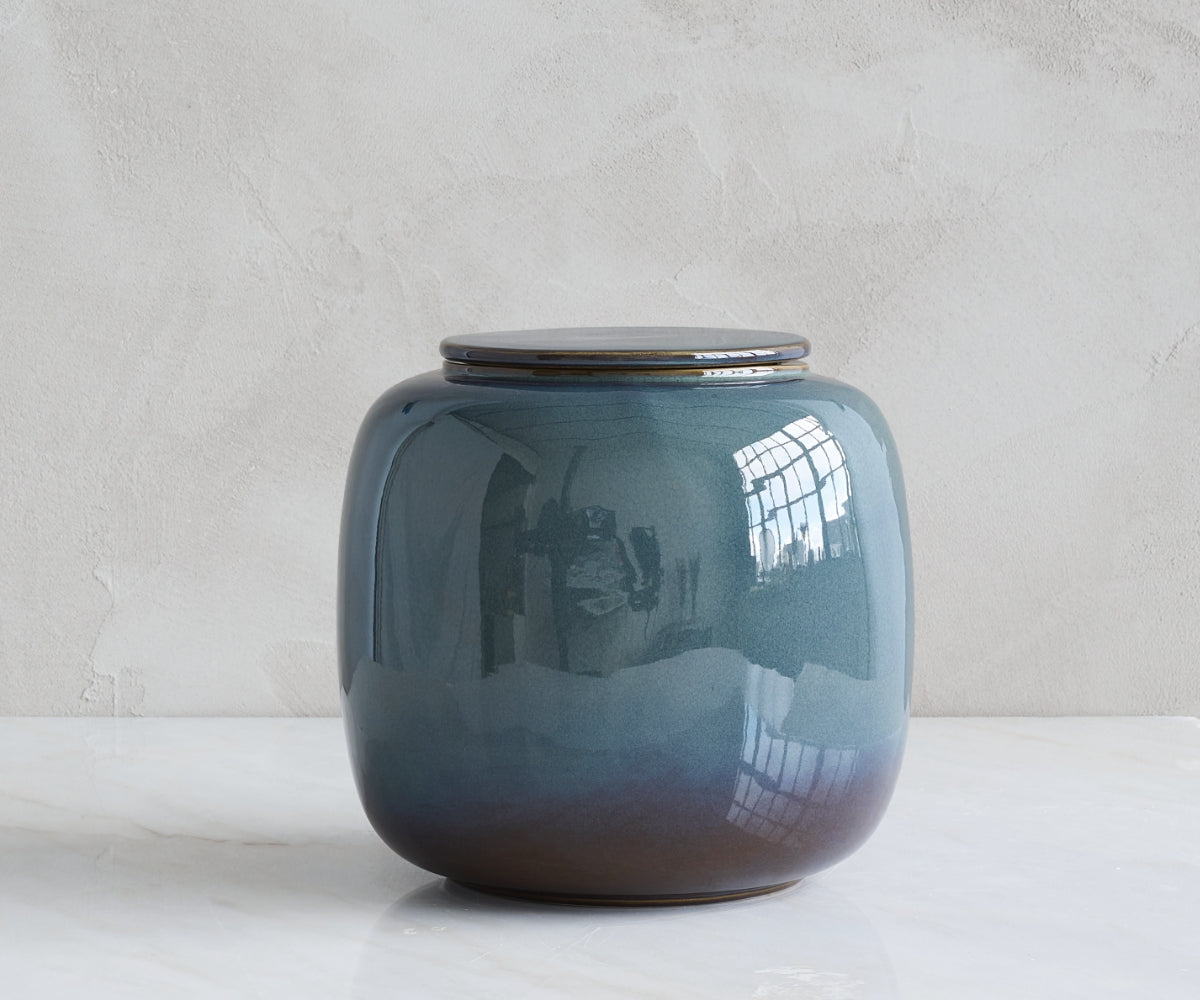 Keramieken urn groot 'SERES' – groen & blauw, 3,7L — handgemaakt door ambachtelijke ateliers in België en Portugal (foto 3)