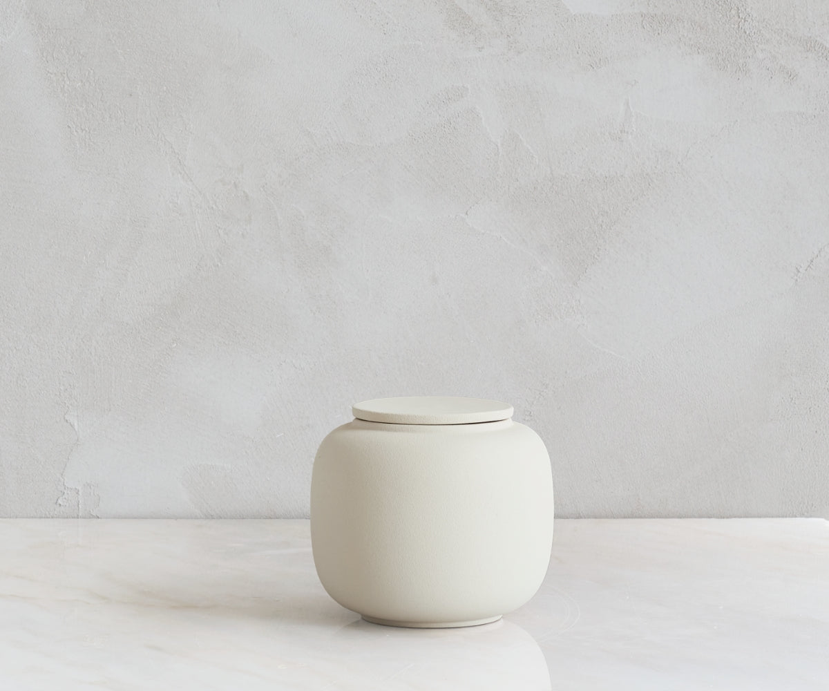 Kleine eco urn 'SERES' – beige engobe, 700 ml — handgemaakt door ambachtelijke ateliers in België en Portugal (foto 3)