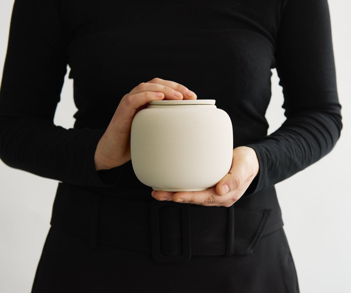 Kleine eco urn 'SERES' – beige engobe, 700 ml — handgemaakt door ambachtelijke ateliers in België en Portugal (foto 4)
