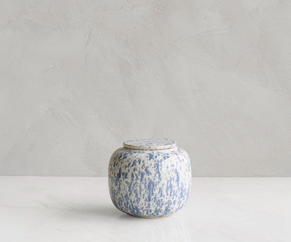 Kleine keramieken urn 'SERES' – wit & blauw gespikkeld, 700 ml (foto 3)