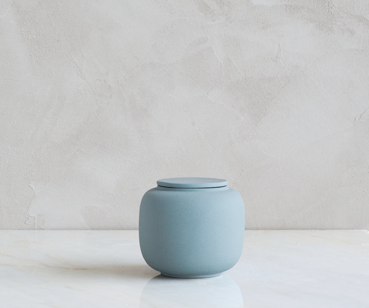 Kleine eco urn 'SERES' – grijsblauw engobe, 700 ml — handgemaakt door ambachtelijke ateliers in België en Portugal (foto 3)