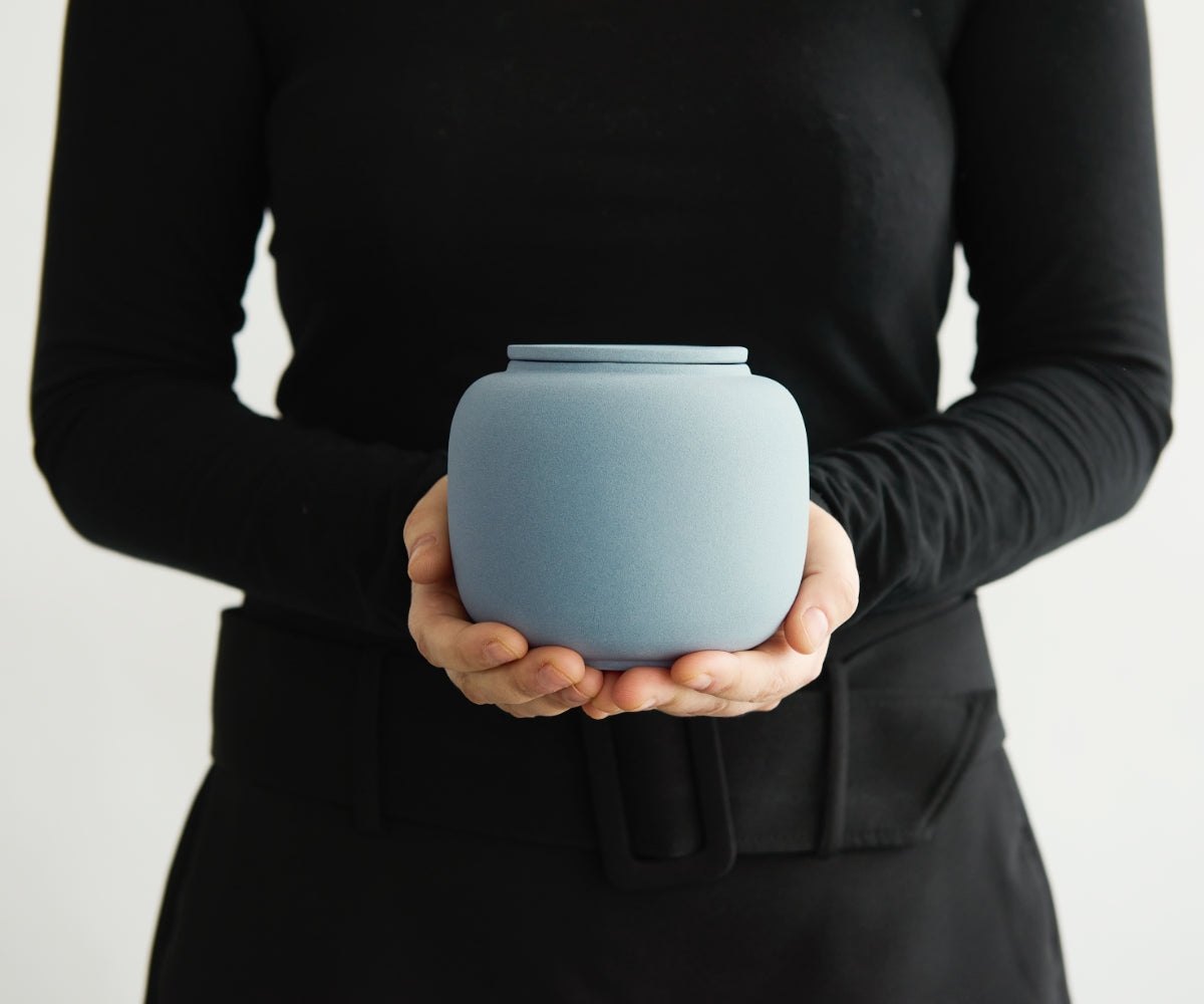 Kleine eco urn 'SERES' – grijsblauw engobe, 700 ml — handgemaakt door ambachtelijke ateliers in België en Portugal (foto 4)