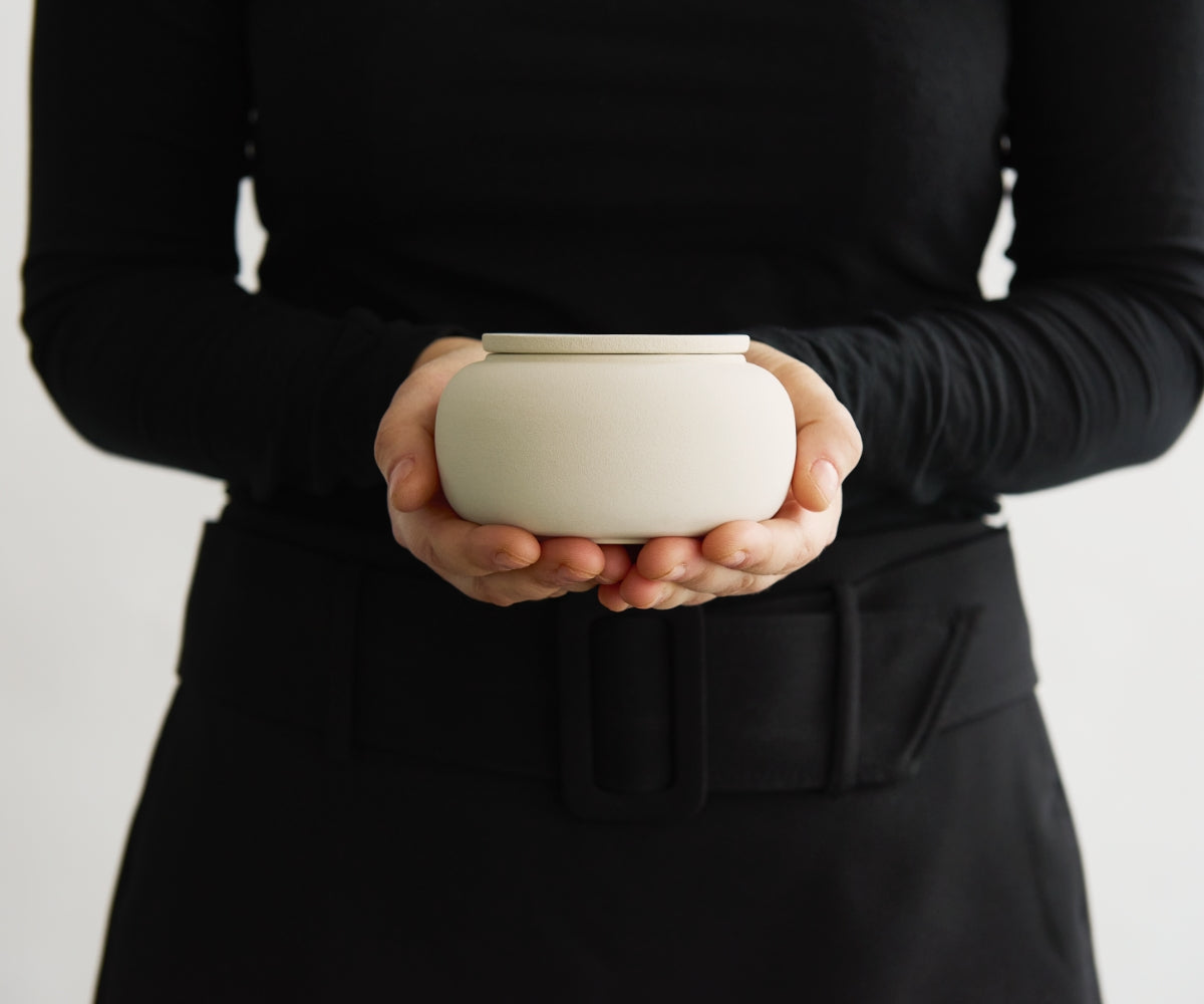 Mini eco urn 'SERES' – beige engobe, 200 ml — handgemaakt door ambachtelijke ateliers in België en Portugal (foto 4)