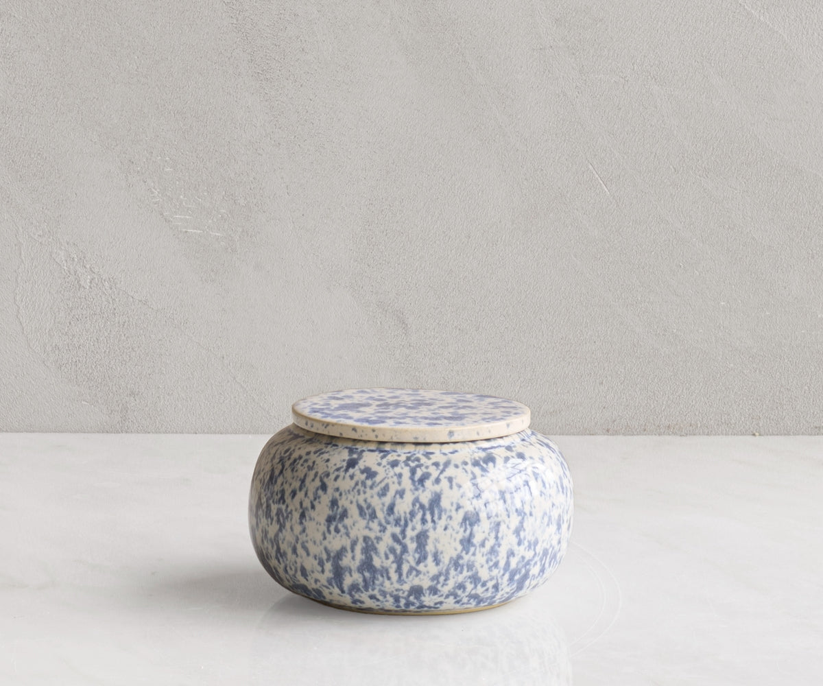 Mini urn keramiek 'SERES' – wit & blauw gespikkeld, 200 ml (foto 3)