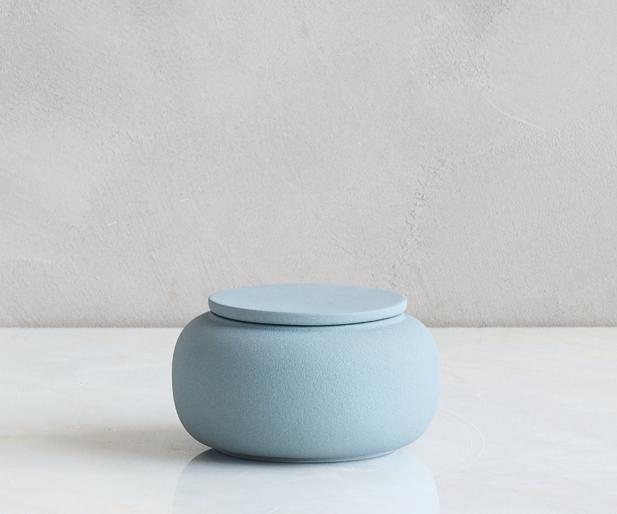 Mini eco urn 'SERES' – grijsblauw engobe, 200 ml — handgemaakt door ambachtelijke ateliers in België en Portugal (foto 3)