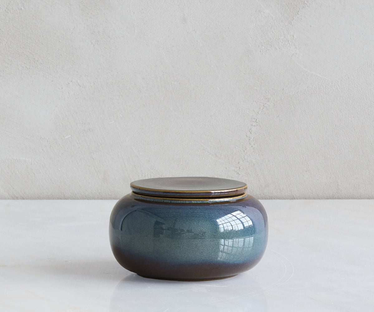 Mini urn keramiek 'SERES' – groen & blauw, 200 ml — handgemaakt door ambachtelijke ateliers in België en Portugal (foto 3)