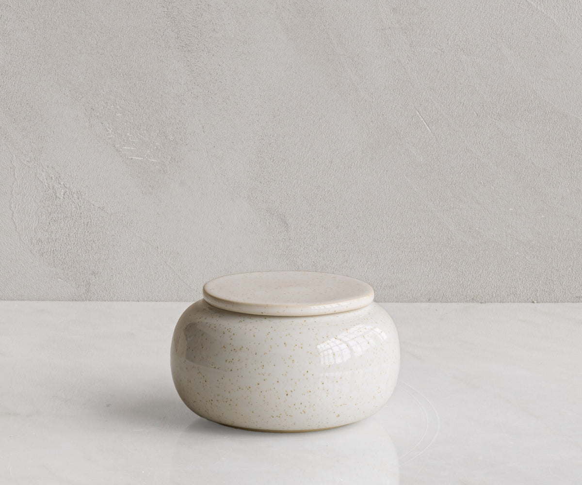 Mini urn keramiek 'SERES' – wit gespikkeld, 200 ml — handgemaakt door ambachtelijke ateliers in België en Portugal (foto 3)