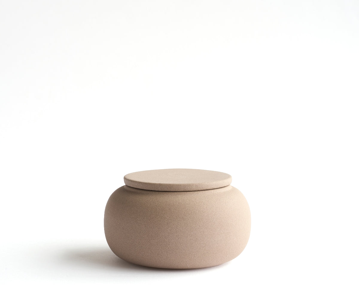Mini eco urn 'SERES' – zandkleurig engobe, 200 ml — handgemaakt door ambachtelijke ateliers in België en Portugal (foto 3)