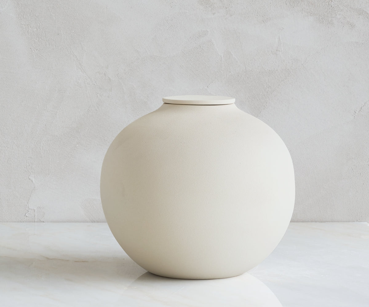 Eco keramieken urn VEDA – beige engobe, 3,9L - zijaanzicht