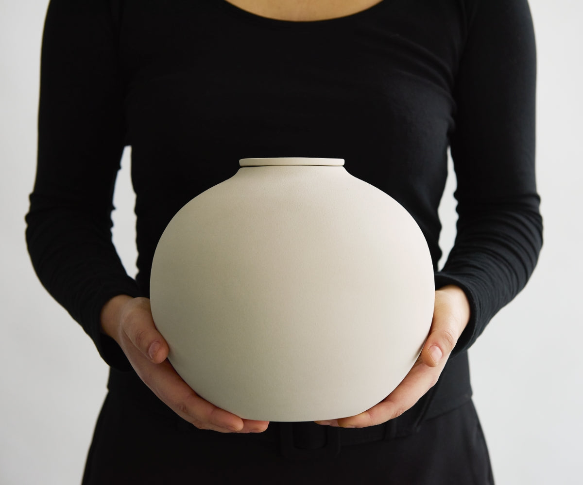 Eco keramieken urn VEDA – beige engobe, 3,9L - in opstelling
