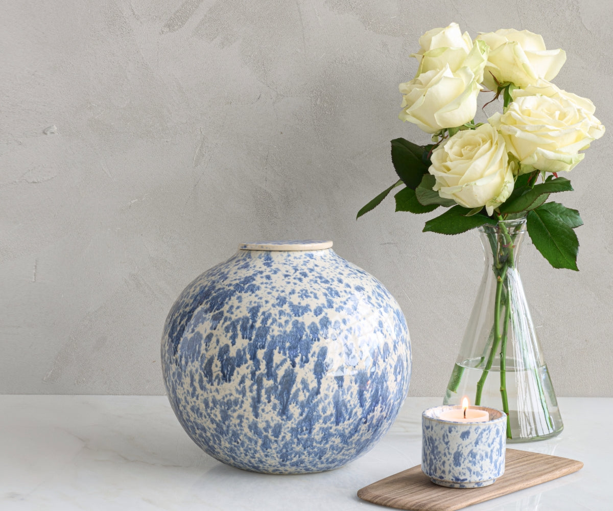 Keramieken urn groot 'VEDA' – wit & blauw gespikkeld, 3,6L (foto 2)