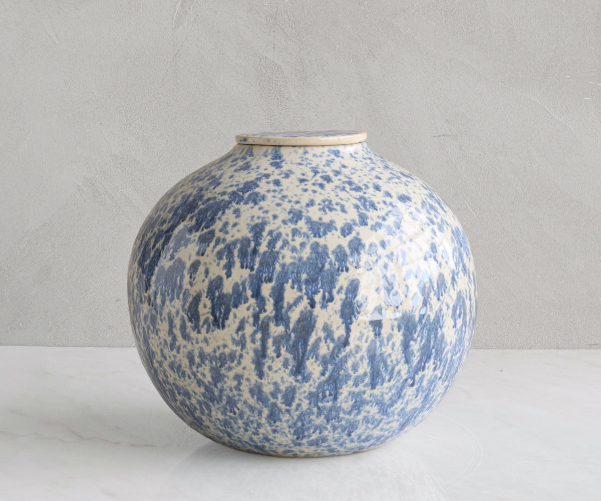Keramieken urn groot 'VEDA' – wit & blauw gespikkeld, 3,6L (foto 3)