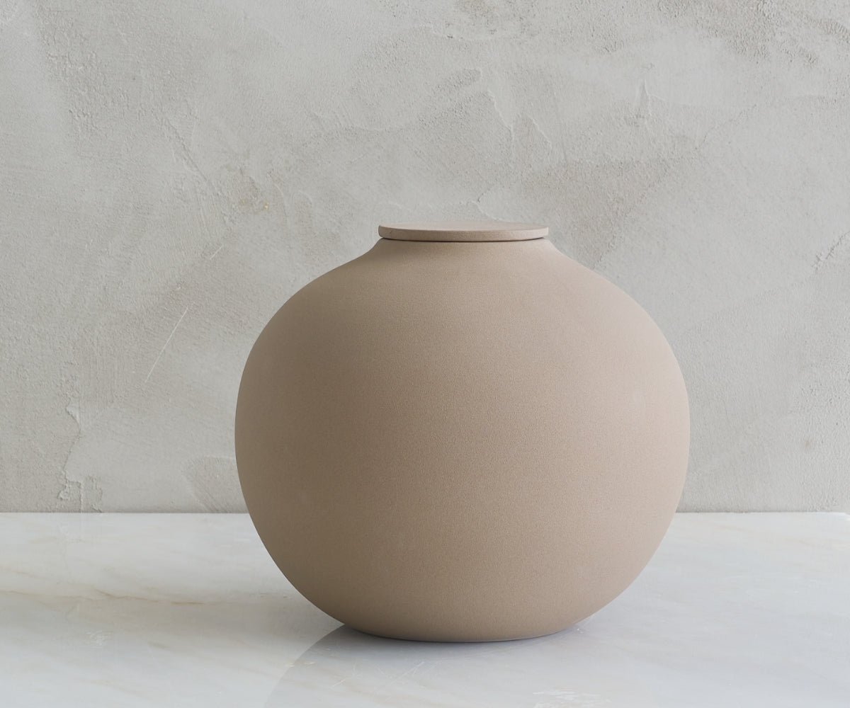 Eco keramieken urn VEDA – zandkleurig engobe, 3,9L - zijaanzicht