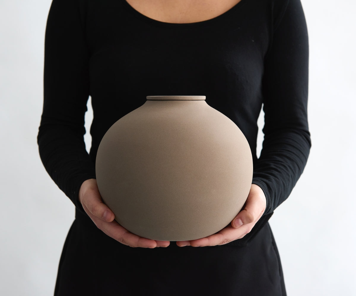 Eco keramieken urn VEDA – zandkleurig engobe, 3,9L - in opstelling