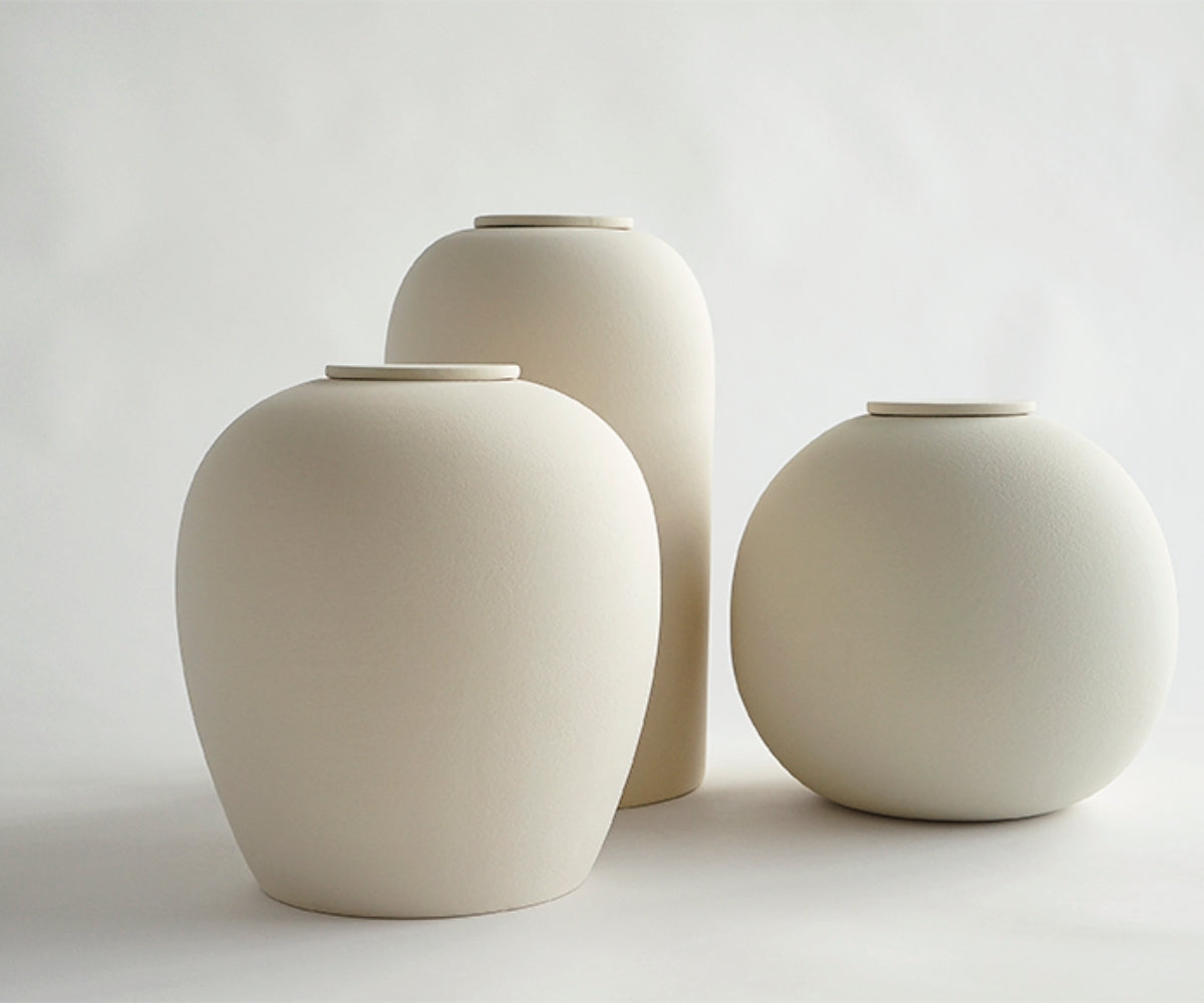 Eco keramieken urn VERNO – beige engobe, 3,9L - in opstelling