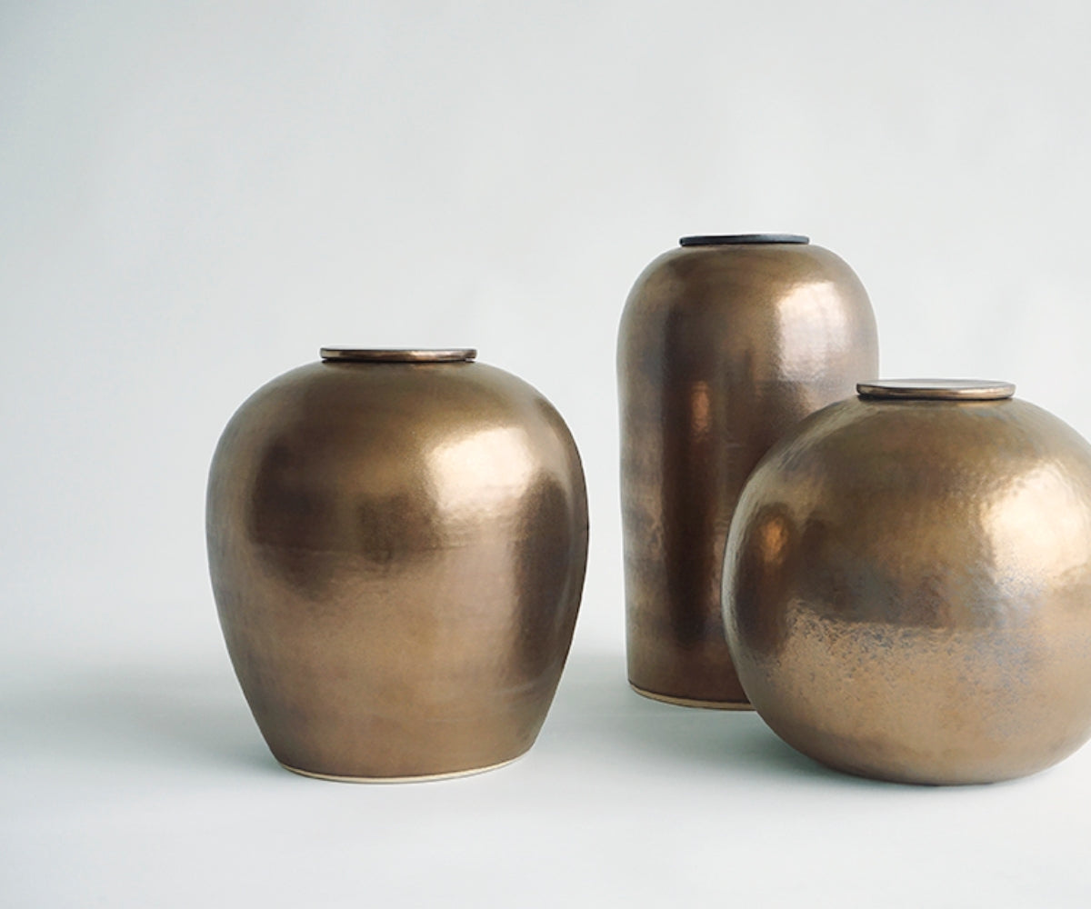 Keramieken urn groot 'VERNO' – koper metallic, 3,5L — handgemaakt door ambachtelijke ateliers in België en Portugal (foto 4)