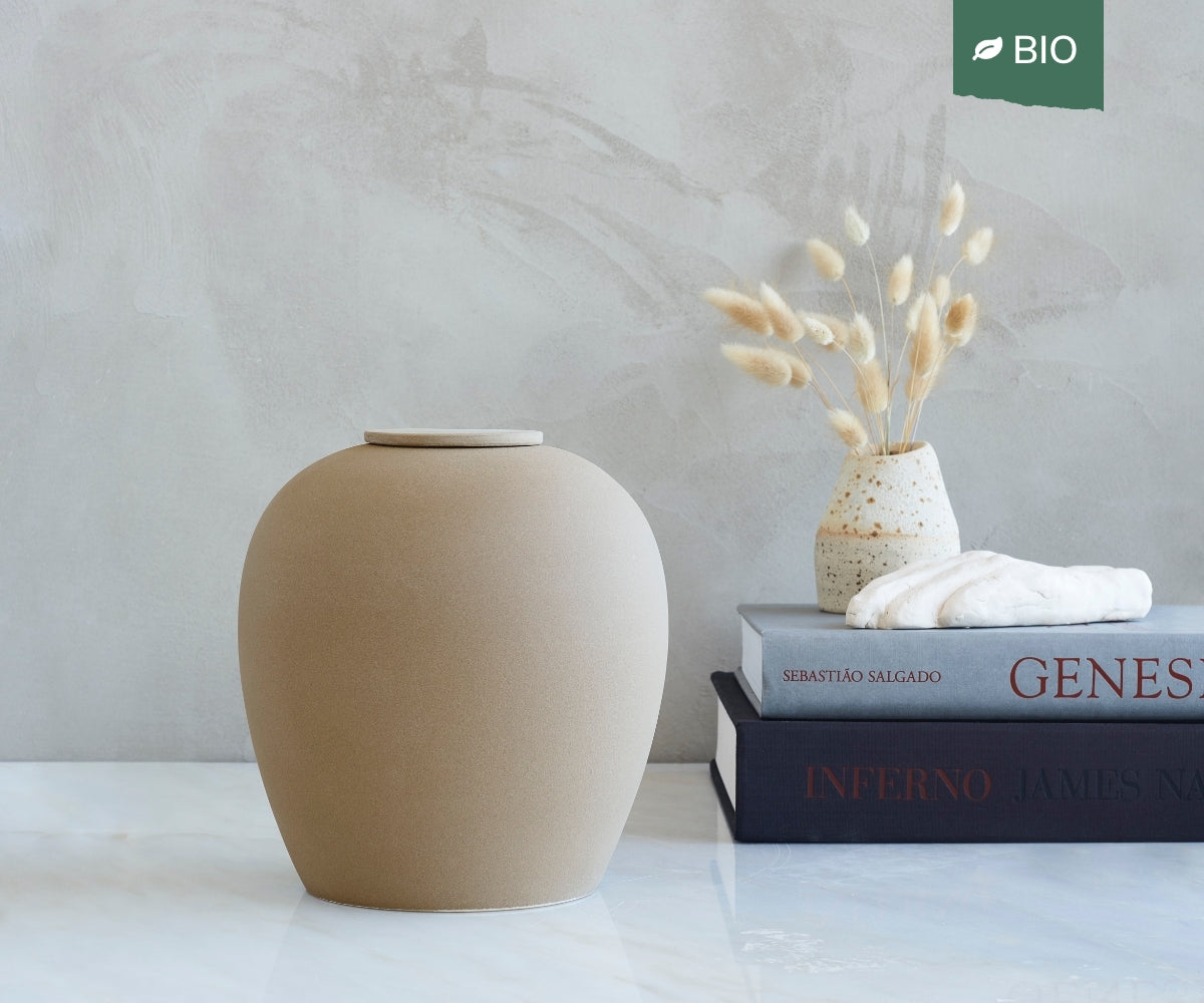 Eco keramieken urn VERNO – zandkleurig engobe, 3,9L - detailweergave